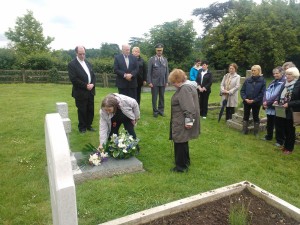 Marjatta Bell laying flowers on the grave of Anastasie Mannerheim